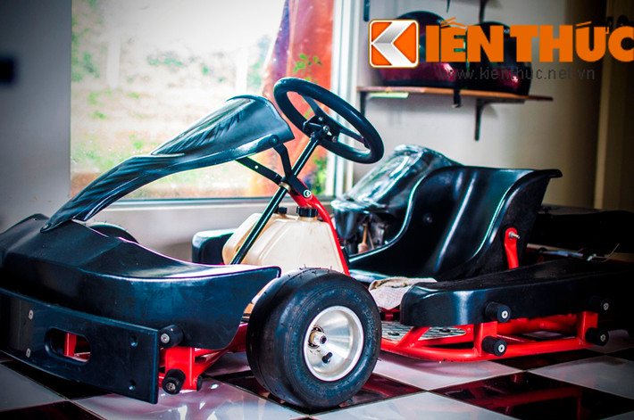 Xe sử dụng động cơ Honda 200cc giống như động cơ máy nổ và hệ thống truyền động bằng nhông xích.
