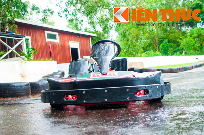 Trường đua mini được thiết kế với những khúc cua rất gấp không thua kém các đường đua công thức 1 trên thế giới, nhằm tăng độ khó và khốc liệt trong mỗi vòng đua, đem lại cảm giác mới lạ cho người tham gia.