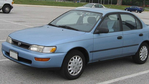 Toyota Corolla bị triệu hồi với số lượng lớn vào năm 1995 do lỗi cảm biến bộ phận túi khí. Theo đó, túi khí sẽ nở ra, co vào mà người lái không thể kiểm soát được.