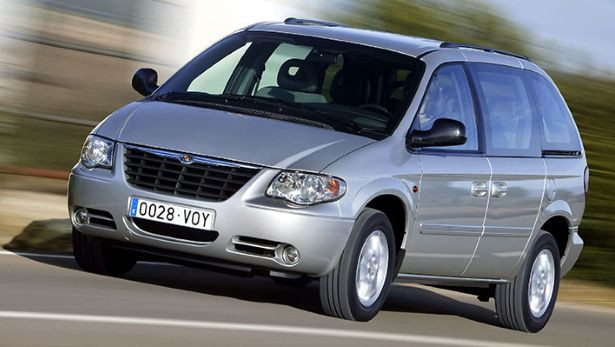 Chrysler Voyager bị triệu hồi do dây dẫn điều hòa trục trặc. Do đó, nước từ điều hòa chảy vào bộ phận radio gây chập mạch điện và ảnh hưởng đến hệ thống loa bên trong xe.