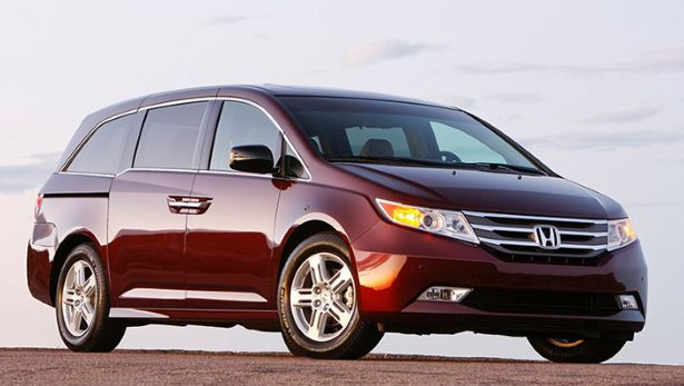 Honda Odyssey bị triệu hồi với nguyên nhân trớ trêu: do vị trí của logo Odyssey. Theo đó, logo này được đặt ở bên trái đuôi xe trong khi vị trí đúng phải là ở bên phải.
