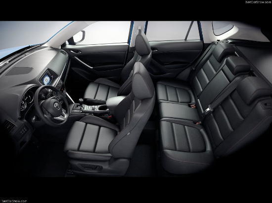 Thiết kế nội thất của Mazda CX-5 mang tính thực tế cao với hệ thống ghế bọc da cao cấp có tính năng sưởi và thông gió, vô-lăng phong cách thể thao 3 chấu bọc da, cửa sổ trời, bảng điều khiển trung tâm…