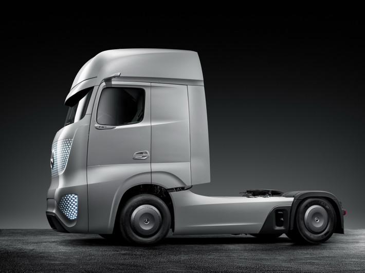 Future Truck 2025 có bề mặt khá phẳng, điểm xuyết một số điểm nổi nhẹ trên thân xe.