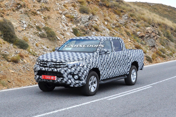 Với lớp áo ngụy trang khá kĩ, màu sắc và các đường nét của Hilux 2015 vẫn là một bí ẩn.