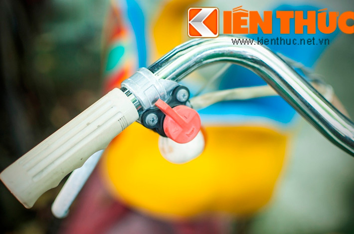 Tuy chỉ là xe đạp gắn động cơ nhưng trên xe có đầy đủ hệ thống điện, đèn, còi, xi-nhan. Hệ thống điện trên xe được cung cấp bởi một máy phát điện nhỏ đặt trong động cơ. Ảnh: Công tắc xi-nhan được bố trí bên tay trái.