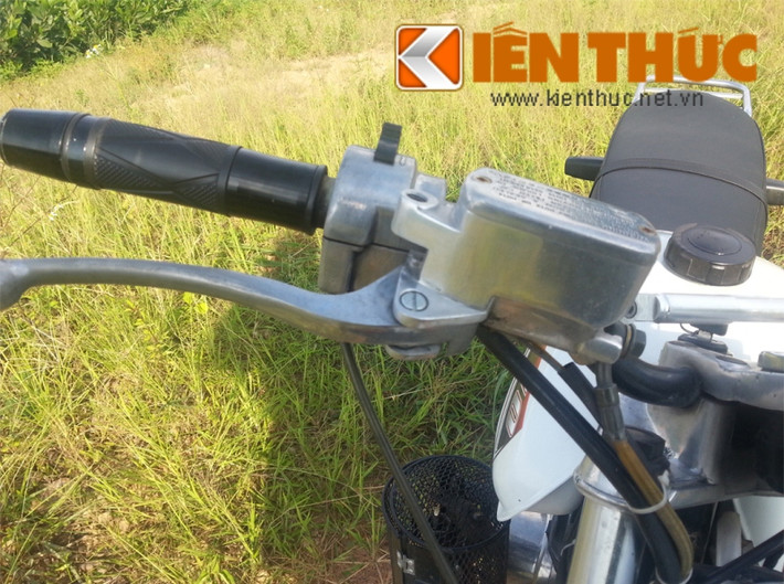 "Thời gian tìm đồ và độ chế các linh kiện của các dòng xe mới vào chiếc Minsk chở lợn cổ lỗ sĩ tốn nhiều thời gian và công sức nhất", anh Hanh chủ xe chia sẻ. Ảnh: Tay phanh của xe Honda CBR.