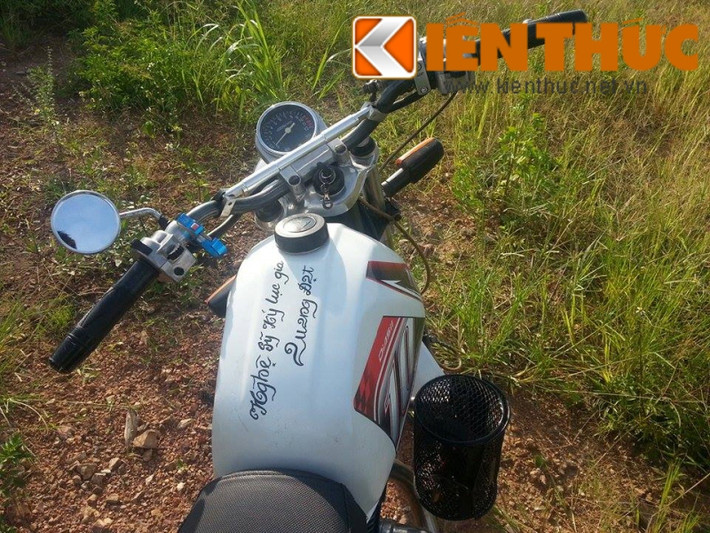 Chiếc xe này đã cùng anh Hanh rong ruổi trên khắp các nẻo đường từ Bắc vào Nam, kết nối cùng cộng đồng những người yêu Minsk chở lợn. Và vì chiếc xe quá bóng bẩy nên những dân chơi khác thường gọi xe của anh Hanh là Minsk “cải lương”. Ảnh: Chữ ký của nghệ sĩ kỷ lục gia Quang Đạt trên chiếc xe.