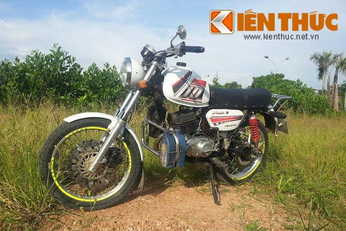 Từ một chiếc Minsk chở lợn nát có giá 2 triệu đồng, chủ nhân của nó - một dân chơi ở Thái Nguyên đã dành nhiều thời gian và công sức để “lên đồ”, biến chiến Minsk nát ngày nào trở nên long lanh và đậm chất “cải lương”.