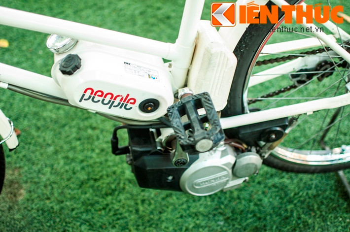 Honda People được sản xuất vào những năm 1980 với động cơ 2 thì được gắn vào khung sườn xe cho công xuất 3 mã lực. Đây là sự kết hợp khá hoàn hảo giữa xe đạp và động cơ xe máy để cho ra đời một loại phương tiện giao thông trong đô thị hiệu quả và tiết kiệm hơn.