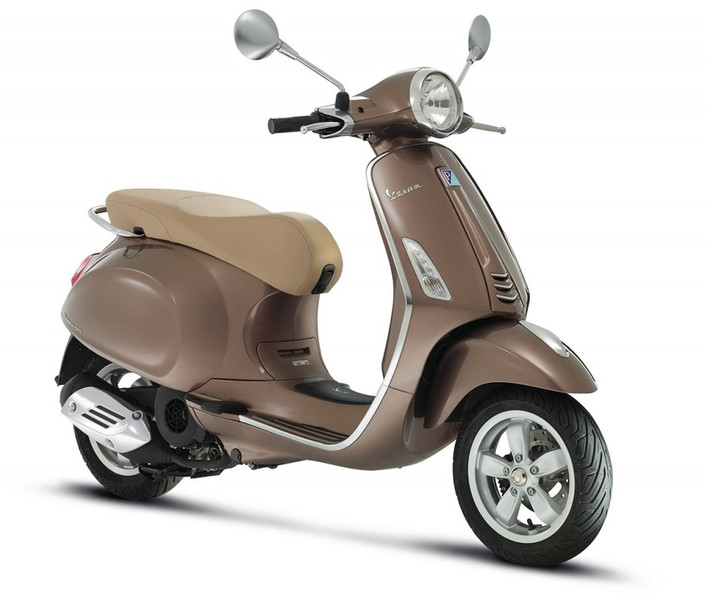 Về sức mạnh, Piaggio sẽ không cung cấp một sự thay đổi hay nâng cấp nào từ khối động cơ. Theo đó, phiên bản đặc biệt Vespa Elegante vẫn sở hữu khối động cơ xi-lanh đơn, 3V i.e, dung tích 125 cc, 4 kỳ, phun xăng điện tử.