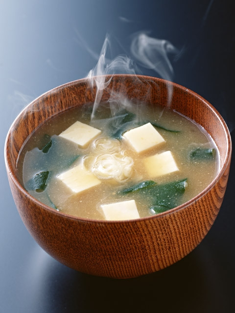 Trong bát canh đậu nành còn hàm chứa vitamine E, canxi và các khoáng chất. Đó là bí quyết để giữ gìn thể hình của người con gái Nhật Bản, giữ cho da luôn mịn màng, không xuống sắc dù trọng lượng giảm.