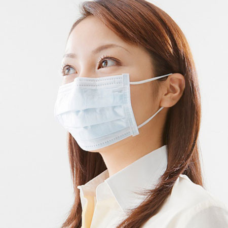 Không đeo khẩu trang khi ra đường. Chúng ta thường rất dễ mắc phải điều này do trời mùa đông thường ít có nắng hơn. Điều này không chỉ khiến cho môi bị ảnh hưởng từ tia cực tím, mà nghiêm trọng hơn, nó còn tạo điều kiện cho các bụi bẩn, gió bấc và sương muối làm hại tới đôi môi của chúng ta. Do đó, khi ra ngoài, bất kể trời có nắng hay không, các bạn vẫn nên đeo khẩu trang để giúp đôi môi được bảo vệ an toàn.