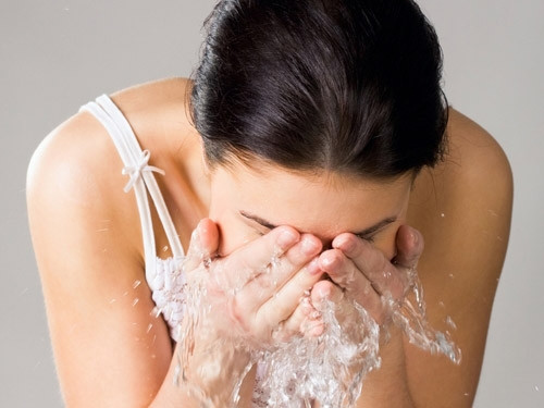 Rửa mặt bằng nước nóng. Nước nóng tưởng chừng như rất tốt vào mùa đông nhưng nó lại là tác nhân chính lấy hết độ ẩm trên da của bạn, gây ra tình trạng da khô, bong tróc. Thay vào đó, nước hơi ấm hoặc tốt hơn hết là nước lạnh sẽ bảo vệ da và môi của bạn tốt hơn hẳn.