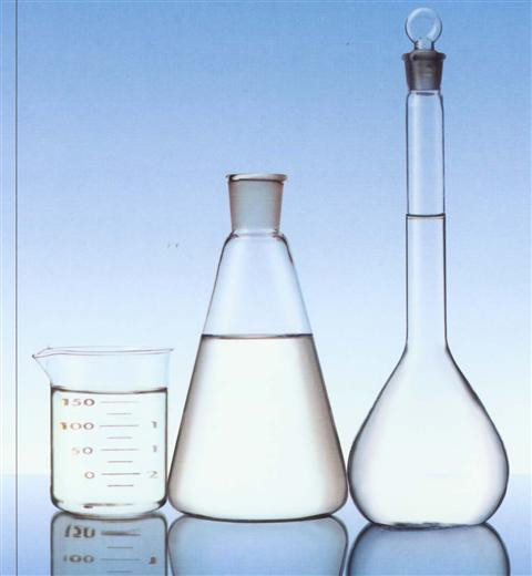 Dùng dưỡng môi chứa dầu khoáng (mineral oil). Thông thường, chúng ta vẫn quan niệm, mỹ phẩm chứa khoáng (mineral) có nguồn gốc tự nhiên nên rất tốt cho da. Tuy nhiên, với dầu khoáng thì khác hẳn. Nhiều người cho rằng dùng kem dưỡng ẩm hay son dưỡng môi chứa nhiều dầu khoáng sẽ cung cấp độ "mượt" cho da. Tuy nhiên, chính lớp dầu này sẽ tạo thành rào cản khiến da bạn không thể thở được, gây bí lỗ chân lông sinh ra mụn đầu đen.