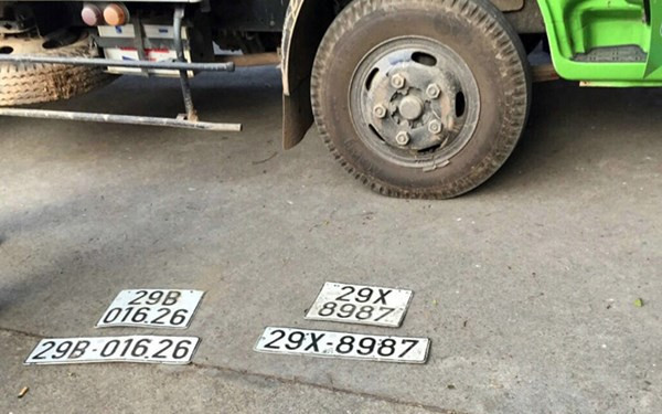 Biển số giả thu được trên 2 chiếc xe tải.