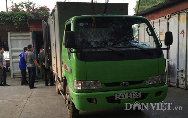 Hai chiếc xe tải dùng để chở thuốc lá lậu.