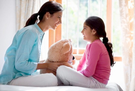 Cần thái độ nghiêm khắc ngay từ bây giờ. Khi trẻ khóc mỗi lần mẹ đứng dậy hoặc khi đòi một thứ gì đó mà không được đáp ứng, cần tỏ thái độ nghiêm khắc, không nên luôn luôn chiều theo ý muốn của trẻ. Hãy để cho bé biết mẹ sẽ không xem xét đến yêu cầu của con đến khi nào con thôi khóc. Và quan trọng nhất lúc này, đừng mềm lòng khi thấy con nhõng nhẽo hoặc lăn ra khóc.