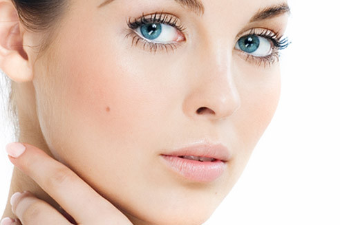 Áp dụng serum đặc trị lỗ chân lông to. Những loại serum đặc trị này có tác dụng gắn kết các tiểu tế bào trong biểu bì da, do vậy các lỗ chân lông sẽ được thu nhỏ lại đáng kể.