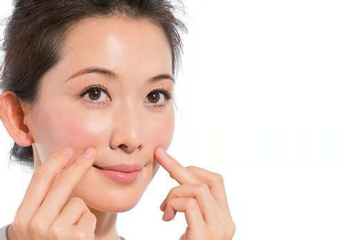 Trị da bong tróc vùng mũi. Trời lạnh và hanh khô khiến nhiều vùng da trên cơ thể nứt nẻ, đặc biệt là phần da mũi. Nếu không trang điểm, bạn có thể sử dụng kem dưỡng ẩm để xử lý còn nếu đã trang điểm, bạn sẽ không dùng cách này được. Biện pháp cứu nguy kịp thời lúc này chính là son dưỡng môi. Thoa một lớp son dưỡng môi mỏng, không màu vài lần trong ngày sẽ nhanh chóng làm mềm vùng da bong tróc.