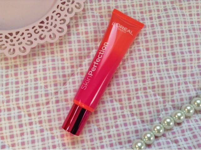 L'Oreal Paris Skin Perfection Anti-Fatigue Perk-Up. Những tinh chất dưỡng da trong kem của L’Oreal có tính dịu mát, thấm hút nhanh và làm mờ đi những tàn tích của sự mệt mỏi trên gương mặt. Đặc biệt, sản phẩm này còn chứa perline-P, một thành phần dược biết tới với khả năng loại bỏ những vùng da rát đỏ và khả năng chống tia UV vô cùng hiệu quả.
