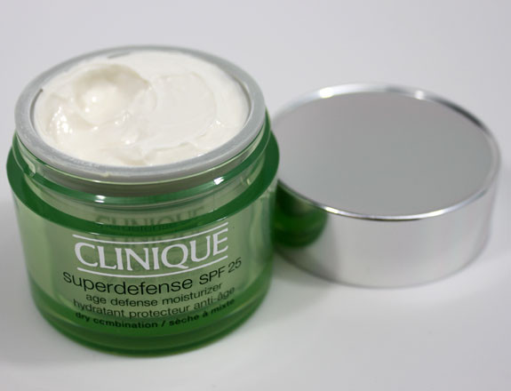 Clinique Superdefense. Với chiết xuất từ lúa mạch và mầm lúa mì, dòng kem dưỡng ẩm của Clinnique bổ sung độ ẩm cần thiết cho làn da, đồng thời tái tạo lớp màng giữ ẩm, giúp da không bị mất đi độ ẩm tự nhiên. Những tinh chất từ rong biển và caffeine làm dịu những làn da nhạy cảm khi tiết trời chuyển hanh khô, kết hợp với khả năng chống UV trong những ngày đông u ám và tính kem thấm nhanh không gây bí.