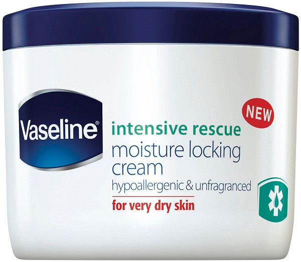 Kem dưỡng ẩm Vaseline Intensive Rescue Soothing Moisture dưỡng ẩm chuyên sâu cho làn da khô. Khi thời tiết quá khô hanh, độ ẩm sẽ bốc hơi khỏi da nhanh chóng sẽ để lại những mảng da bong tróc và khiến da bị mẩn đỏ và ngứa ngáy. Với tinh chất dưỡng ẩm hoa cúc thấm sâu và phục hồi những vùng da bị tổn thương, kem dưỡng Vaseline có thể mang tới sự khác biệt cho làn da khô chỉ sau một lần sử dụng.
