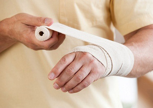Sai lầm phổ biến nhất khi sơ cứu cho người bị rắn độc cắn là ga rô quá chặt, gây tắc mạch máu, rất nguy hiểm vì có thể làm hoại tử do thiếu máu nuôi dưỡng. Khi bị rắn độc cắn, cần khẩn trương băng ép tại vết cắn, nhanh chóng đến cơ sở y tế chuyên khoa để được điều trị sớm nhất.
