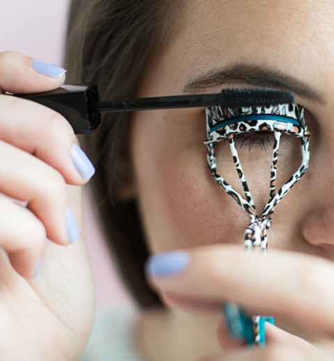 Chuốt mascara trong khi đang kẹp mi giúp giữ độ cong mà không bị lem.
