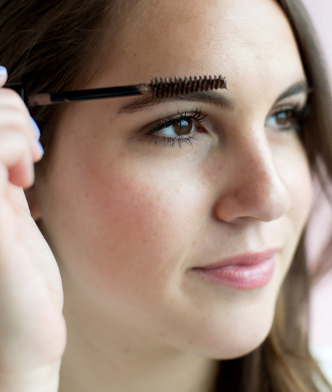 Tạo đường nét tự nhiên hơn cho lông mày bằng cách chuốt mascara.