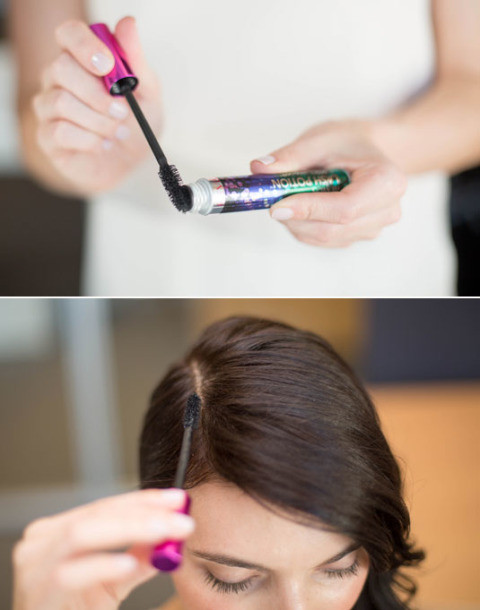 Nếu chân tóc của bạn bị lộ màu đen, hãy dùng mascara màu nâu nhuộm tóc tạm thời như hình ảnh nhé.