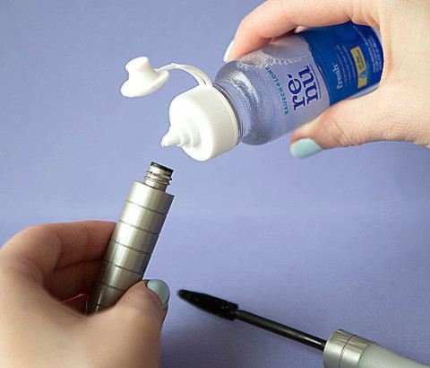 Nhỏ một vài giọt nước muối sinh lý vào mascara bị khô để dùng tiếp.
