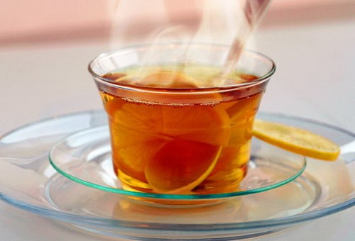 Nước táo ép kèm theo vị chanh sẽ tạo nên sức hấp dẫn của loại đồ uống này. Thêm một lát táo hoặc tranh gắn lên thành cốc để tạo tính thẩm mỹ.