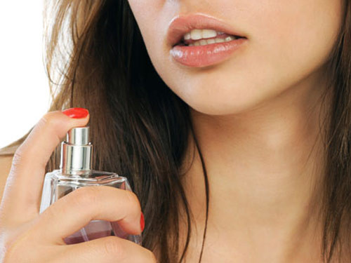 Xịt nước hoa. Chúng ta đã nói đến việc hương thơm trong sản phẩm trang điểm và xà phòng có thể gây mụn như thế nào, vậy nên nước hoa của bạn cũng có thể gây kích ứng da tương tự như vậy. Hãy chắc chắn bạn phải quay mặt đi khi đang xịt nước hoa. Một cách đơn giản là xịt nước hoa lên cổ tay (thay vì xịt trực tiếp lên cổ), rồi sau đó đưa tay lên chà xát vào cổ áo cũng như hai bên cổ để mùi thơm đọng lại.