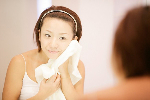 Cố gắng tẩy sạch nhờn nhiều nhất có thể. Tẩy sạch hết toàn bộ dầu và chất ẩm ra khỏi da mặt là một cách cực kì tệ khiến da bạn bị kích ứng. Đừng lầm tưởng việc loại bỏ chất nhờn trên mặt bạn bằng những loại sửa rửa mặt quá mạnh, xà phòng, nước hoa hồng có chứa cồn rồi giảm thiểu việc sử dụng kem dưỡng ẩm là tốt, da của bạn phức tạp hơn vậy nhiều. Làm da bạn khô đi thực chất sẽ khiến nó càng tiết ra nhiều dầu hơn nữa, từ đó càng gây mụn nhiều hơn.