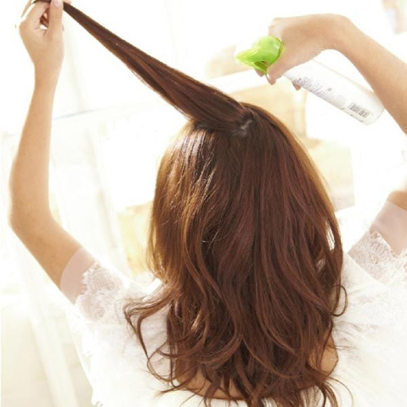 Sản phẩm chăm sóc tóc. Các dung dịch, gel làm tóc, dưỡng tóc dễ dàng chảy xuống trán, chân tóc và tạo mụn. Điều này sẽ xảy ra nhiều hơn nếu bạn sử dụng các loại dung dịch chăm sóc tóc dạng xịt. Bên cạnh đó, tóc mái cũng là nguyên nhân gây mụn nhiều hơn cả bởi bạn sẽ phải sử dụng các sản phẩm chăm tóc lên mái và chúng sẽ tác động trực tiếp lên vùng da trán.