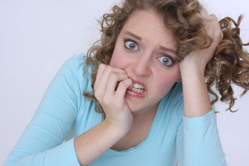 Sờ tay vào mặt. Đây là thói quen của không ít người, những vi khuẩn trên tay sẽ thâm nhập vào da, khiến da tích tụ chất bẩn và sản sinh ra mụn. Đây chính là nguyên nhân dễ nhất khiến mụn quay trở lại cho nên những việc bạn cần làm là hãy thôi chạm tay vào mặt khi tay đang bẩn và đảm bảo rửa sạch tay nếu bạn muốn massage hay chạm vào da mặt.