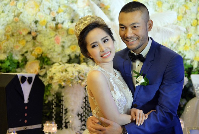 Sau đó, cặp đôi thay đổi xiêm y và tranh thủ ghi lại những hình ảnh đẹp trước sảnh tiệc cưới. Nữ diễn viên Lập trình cho trái tim chuộng mốt áo cưới hiện đại, chất liệu xuyên thấu nóng bỏng, tôn vóc dáng kiêu sa.