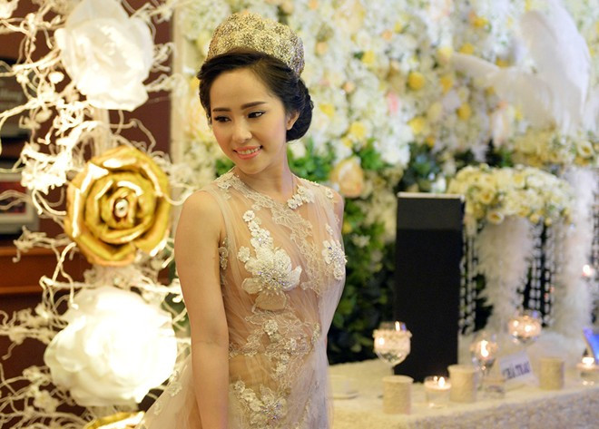Sau hơn một năm yêu nhau, Quỳnh Nga gây bất ngờ với công chúng khi tuyên bố lập gia đình cùng Doãn Tuấn - nam diễn viên, người mẫu hào hoa bậc nhất showbiz. Trong một số bài phỏng vấn mới đây, cô không ngần ngại nói thẳng, khi đã yêu nhau cô tin tưởng hoàn toàn vào bạn trai và không quan tâm đến những tin đồn xung quanh.