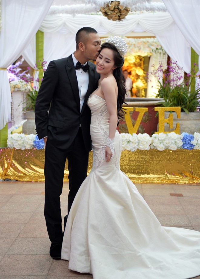 Kể từ khi công khai tình cảm vào năm 2013, Quỳnh Nga và bạn trai người mẫu trở thành cặp đôi đẹp của làng giải trí, họ được đánh giá là xứng đôi vừa lứa. Trong ngày trọng đại của mình, Doãn Tuấn luôn nhìn cô dâu trìu mến và không ngại trao cho vợ những nụ hôn nồng nàn trước ống kính phóng viên.