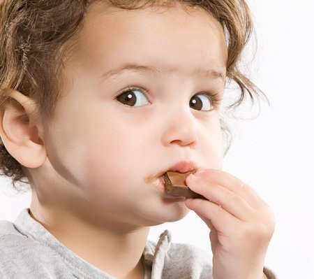 Để con ngủ ngay sau khi ăn no. Trẻ ăn no sau đó ngủ ngay sẽ khiến dạ dày căng to, đẩy cơ hoành lên chèn ép cản trở hoạt động của tim. Ngoài ra, nằm ngay sau bữa ăn làm tăng sức ép đối khả năng tiêu hoá thức ăn của dạ dày. Lượng thức thức ăn trong dạ dày không được tiêu hoá hết làm cơ thể luôn mệt mỏi, khó chịu sau khi ngủ dậy. Nặng hơn còn có thể gây nên bệnh đau bao tử.