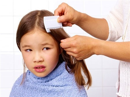 Chăm con quá sạch sẽ. Chú ý đến vệ sinh là cần thiết, nhưng vệ sinh cũng cần phải có mức độ. Không nên bao bọc con trong môi trường quá sạch sẽ, nếu không, cơ thể bé sẽ không có cơ hội để tiếp xúc với những vi sinh vật nhỏ, không thể kích thích cơ thể sản xuất kháng thể. Từ đó, trẻ chỉ cần gặp chút xíu bụi bẩn hay tiếp xúc với một chút vi trùng cũng đã có thể mắc bệnh.