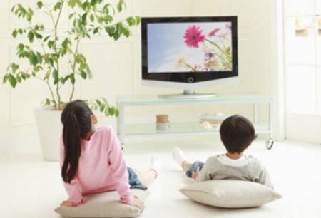 Mức độ vận động của trẻ em được chia theo các nhóm tuổi khác nhau. Một em bé mới biết đi không thể nào đi bộ hơn 1km hay tập…đu xà, nhảy dây được. Mẹ nên cho bé ra ngoài trời vận động nhẹ nhàng, kích thích tay chân bé được hoạt động là được.