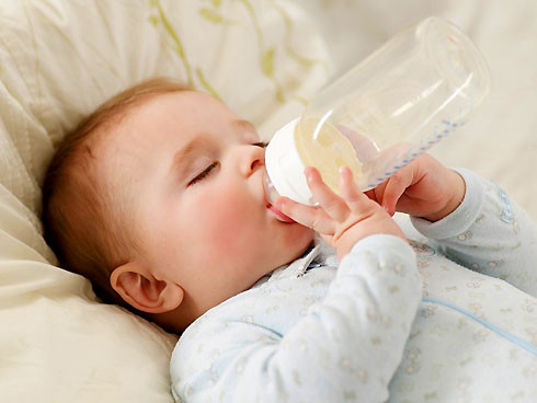 Cảm lạnh thông thường sẽ lây do các nguyên nhân nhiễm trùng đường hô hấp và thường không ảnh hưởng đến chất lượng sữa mẹ. Mẹ hoàn toàn có thể bắt sữa mẹ cho con ti bình hoặc khi cho bé bú trực tiếp thì đẹo khẩu trang để phòng lây truyền là được. Sữa mẹ vẫn là nguồn dinh dưỡng tốt nhất cho trẻ sơ sinh và trẻ nhỏ.