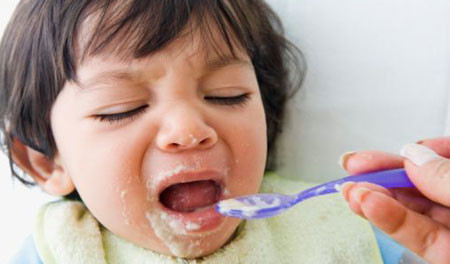 Ép con ăn nhiều để tăng cân. Không nên ép con ăn khi chúng không muốn ăn vì như thế không những không giúp ích cho con mà còn tác dụng ngược trở lại. Nhiều trẻ chỉ nuốt cơm mà không nhai. Hơn nữa, nên dùng một số mẹo như để con ăn cùng trẻ khác để kích thích trẻ “tranh” ăn, chúng sẽ ăn được nhiều hơn.