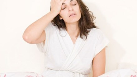 Mẹ bị cảm lạnh thì không cho con bú. Cảm lạnh chỉ là bệnh vặt, nhưng vì đã trót mang chứ “bệnh” nên nhiều bà, nhiều chị ngày xưa vẫn cấm các bà mẹ trẻ không được cho con bú vì sợ lây nhiễm cho em bé. Trong thực tế, lý do này là không chính xác.