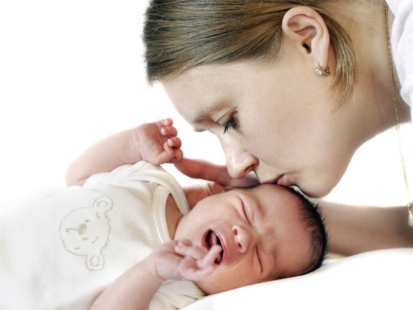 Thu hút trẻ bằng âm thanh. Một số em bé khóc ít hơn khi nghe thấy tiếng ồn xung quanh. Bạn có thể vừa bế bé vừa mở âm thanh vui nhộn để giúp bé quên đi cơn đau.