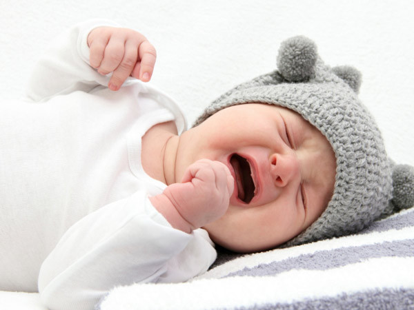 Massage. Một cách cũng khá hiệu quả để làm ngưng cơn khóc của trẻ là massage bụng cho trẻ. Cách này có hiệu quả khá tốt trong việc làm giảm cơn đau của trẻ, khiến trẻ ngưng khóc. Hơn nữa nó còn truyền đến trẻ sự quan tâm, tình yêu thương bao la, sự lo lắng vô cùng của bạn khi trẻ khóc.