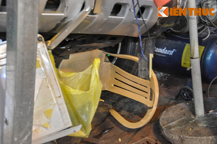 Đến khoảng 21h cùng ngày, xe cứu hộ được điều đến kéo ô tô gặp nạn khỏi hiện trường.