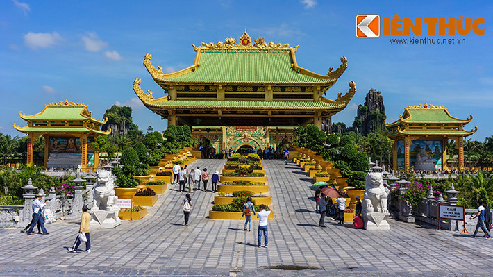 Nằm trong khuôn viên của KDL Đại Nam, khu vực Kim Điện rộng 9 ha, gồm hoa viên, núi non... trong đó đền thờ rộng hơn 5.000 m2 được làm từ các loại gỗ quý. Đặc biệt, vách gỗ, hoa văn đều được dát một lớp vàng 24K.