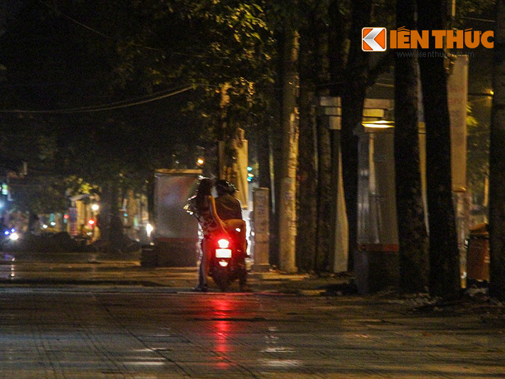 Theo quan sát của PV, cứ 1 hoặc 2 “cô gái” sẽ có một bảo kê theo dõi. Cứ 10 phút, các đối tượng này sẽ chạy đến đưa “đào” của mình di chuyển sang chỗ khác nếu đứng mãi không có khách.